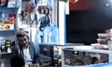 رغم هول الضربات الأميركية.. مواطن يمني لم يتزحزح من مكانه (فيديو)