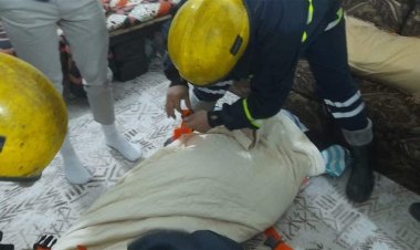 البصرة.. امرأة مسنّة تطلب الدفاع المدني لرفعها الى شقتها بالطابق الثالث (صور)