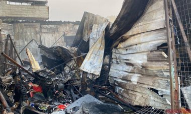 بالصور: اثار الحريق الذي التهم أجزاء من سوق هرج وسط الناصرية