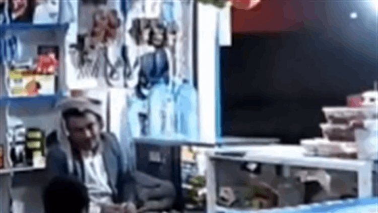 رغم هول الضربات الأميركية.. مواطن يمني لم يتزحزح من مكانه (فيديو)