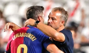 هانزي فليك يتجه لتغيير "ثوري" في برشلونة.. ما القصة؟