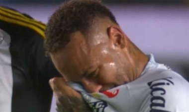 خرج باكيا من الملعب.. إصابة وانتكاسة جديدة في مسيرة نيمار