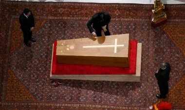 بدء مراسم تشييع البابا فرنسيس بساحة القديس بطرس في روما