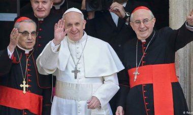 من جميع انحاء العالم.. الآلاف يشاركون بتشييع البابا إلى مثواه الأخير