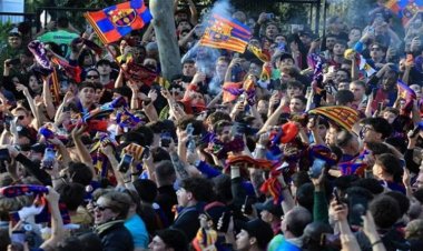 شغب و"ناريات".. جمهور برشلونة يشعل "اشبيلية" قبيل الكلاسيكو (فيديو)