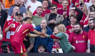 سيلفي لمحمد صلاح مع المشجعين