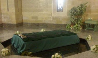 نبش قبر حافظ الأسد في اللاذقية ونقل الرفات إلى مكان مجهول (صور)