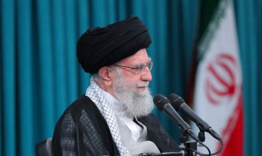 السيد الخامنئي يصدر بياناً بشأن حادث حريق ميناء رجائي