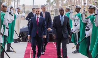 وزير التخطيط يسلم رئيس الجمهورية الإسلامية الموريتانية دعوة رسمية لحضور القمة العربية