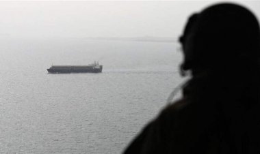 الحوثيون يعلنون استهداف حاملة طائرات أمريكية