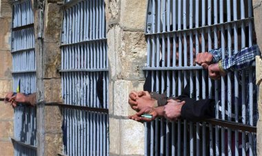 من يشرف على سجن الحلة الذي فر منه نزيلين؟