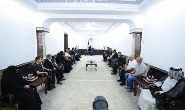 رئيس الوزراء يستقبل مجموعة من عائلات شهداء الصحافة العراقية
