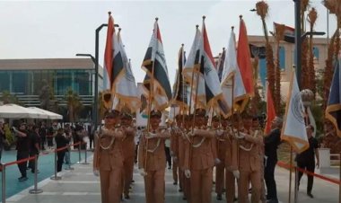 "يعيش لحظة صدام حسين".. غضب في العراق إثر "استخدام" حرس الشرف والموسيقى العسكرية بحفل لجامعة أهلية!