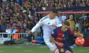 عبارة "الحمد لله" بعد لمسة اليد.. حكم الكلاسيكو متورط في واقعة مثيرة للجدل