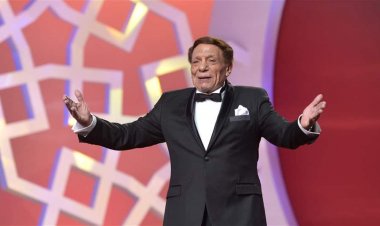 عيد ميلاد الزعيم الـ85.. لماذا أصر عادل إمام على ارتداء البدلة الجينز؟