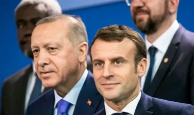 حاول الإفلات منها دون جدوى.. أردوغان يتمسّك بإصبع يد ماكرون 13 ثانية