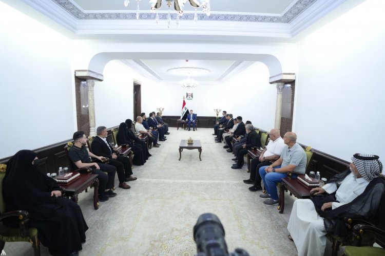 رئيس الوزراء يستقبل مجموعة من عائلات شهداء الصحافة العراقية
