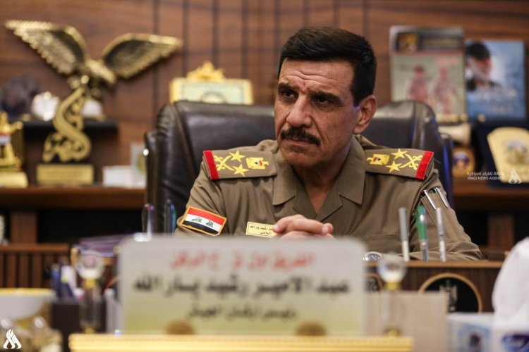 رئيس أركان الجيش يتفقد قاعدة أم قصر البحرية ويجري جولة بالمياه الإقليمية