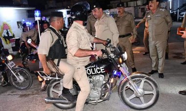 وزير الداخلية يوجه بمنع منتسبي الشرطة من قيادة الدراجة بالزي العسكري