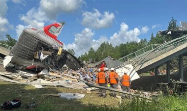 مصرع وإصابة أكثر من 100 شخص جراء انهيار جسر فوق قطار في روسيا