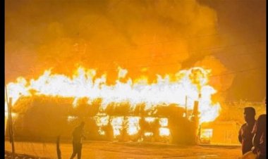 مشهد سريالي ليلي.. نار هائلة تلتهم مضيفا من القصب في احدى قرى ذي قار (صور)