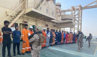 بالتزامن مع "شبهات خلط النفط الإيراني".. القوات البحرية العراقية تفتش الناقلات بالمياه الاقليمية (صور)