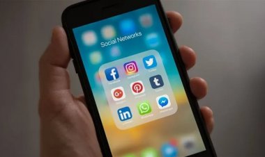 استطلاع: أكثر من 80% من الشباب يتصفح هاتفه في المرحاض