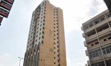 انهيار برج سكني اخر بعد قصفه في غزة