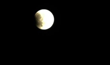 بالصور.. خسوف القمر في سماء العراق