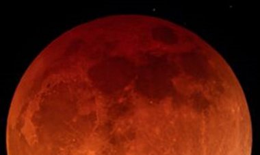 بالفيديو.. القمر يدخل مرحلة شبه الظل الان