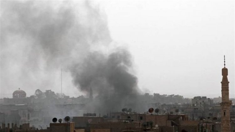 مسيرة تستهدف سيارة مدنية على طريق مطار حلب الدولي (فيديو)