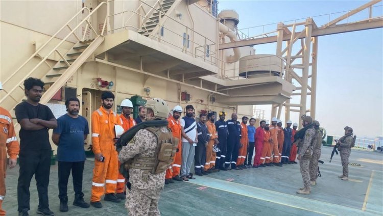 بالتزامن مع "شبهات خلط النفط الإيراني".. القوات البحرية العراقية تفتش الناقلات بالمياه الاقليمية (صور)