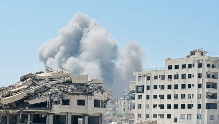 بداخله مئات النازحين.. انهيار برج "مشتهى" غرب مدينة غزة بعد قصفه للمرة الثانية