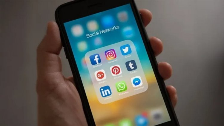 استطلاع: أكثر من 80% من الشباب يتصفح هاتفه في المرحاض