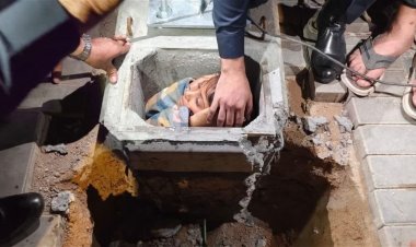 البصرة... إنقاذ طفلة سقطت في "خرسانة كونكريتية"