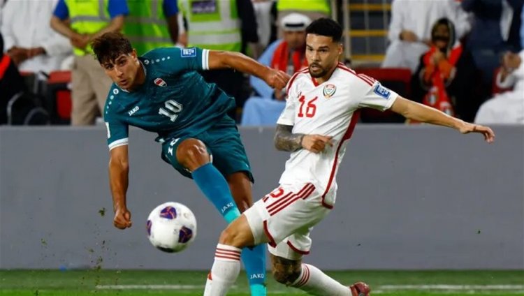 حدث نادر في مباراة العراق والإمارات يتخطى حدود كرة القدم (فيديوهات)