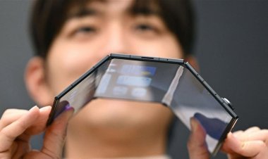 "سامسونغ" تكشف عن أول هاتف ثلاثي الطي وسط اشتداد المنافسة.. فيديو