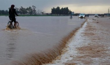 بالفيديو.. سيول تقطع الطرق في العراق