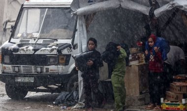 منخفض جوي قوي يضرب غزة.. خيام النازحين تتطاير