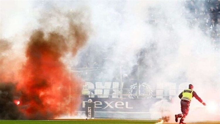 في السويد.. احتراق أرضية ملعب والمرمى بسبب جماهير