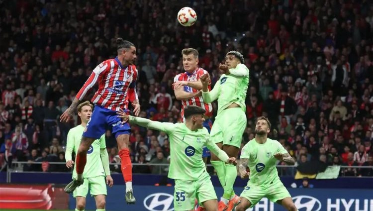 تسمية حكم "مثير للجدل" لموقعة برشلونة وأتلتيكو غداً