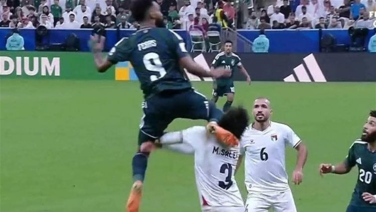 البريكان ينجو من الطرد.. جدل تحكيمي محتدم في مباراة السعودية وفلسطين