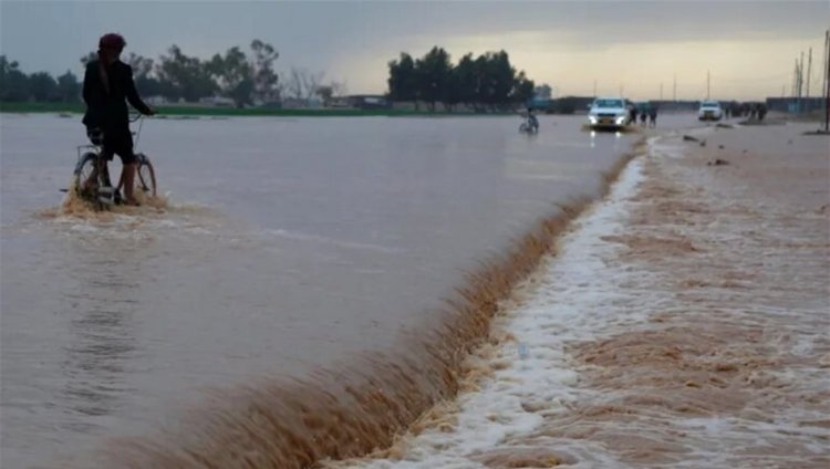 بالفيديو.. سيول تقطع الطرق في العراق