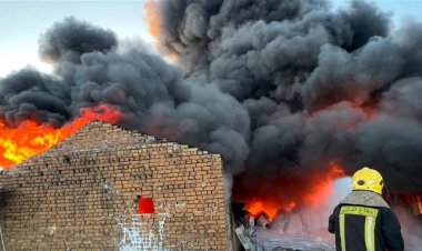 الدفاع المدني يقتحم حريقا بـ15 فرقة ويطفئ مخزنين وينقذ 8 أخرى في الكاظمية