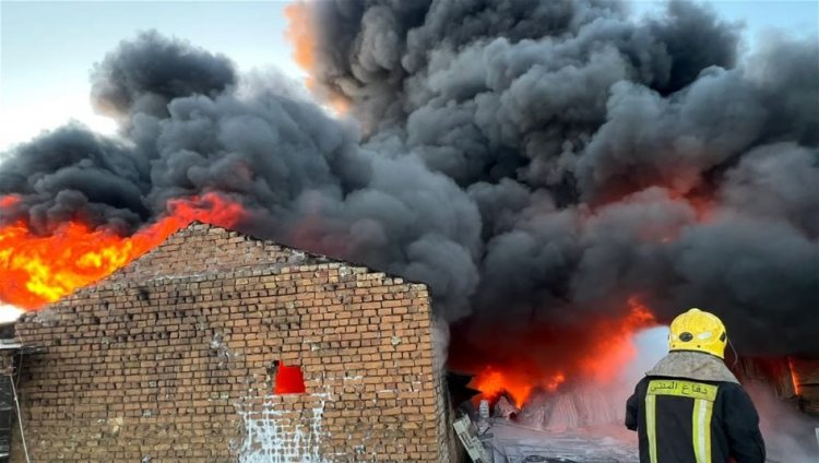 الدفاع المدني يقتحم حريقا بـ15 فرقة ويطفئ مخزنين وينقذ 8 أخرى في الكاظمية
