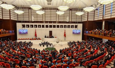 لكمات وتدافع داخل البرلمان التركي.. إصابة احد الأعضاء في انفه (فيديو)